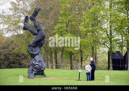 Affichage des visiteurs par la sculpture David Breuer-Weil à Mottisfont gardens Banque D'Images