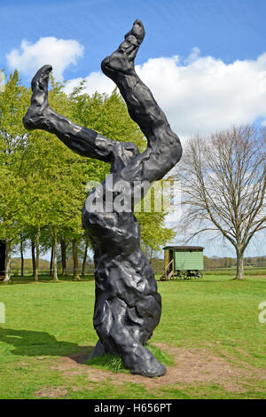 La sculpture de David Breuer-Weil à Mottisfont gardens Banque D'Images