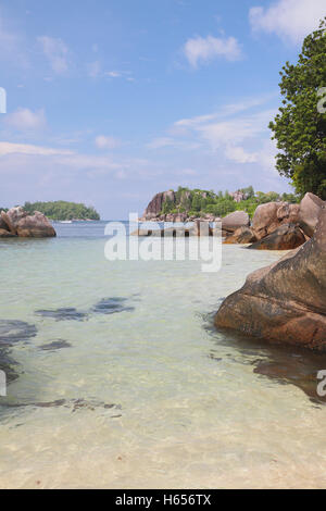 Des rochers et de roches dans l'anse du golfe, le Port de l'Islette Glod, Mahe, Seychelles Banque D'Images