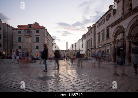 DUBROVNIK, Croatie - le 26 juin 2015 : Scène Coucher du soleil dans la rue principale (ou Stradun Placa), avec les habitants et les touristes, dans la région de Dubrovnik, Banque D'Images