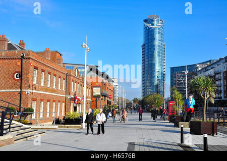 Vieux dock yard Gunwharf Quays, le port de Portsmouth, Hampshire, Angleterre, Royaume-Uni. Banque D'Images