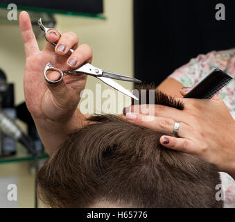 Chez le coiffeur l'obtention d'un nouvel homme coupe de cheveux. Banque D'Images