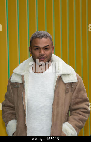 Londres, Royaume-Uni. 24 Oct, 2016. Nathan Henry pose pour des photos à l'extérieur de MTV à Camden Town, Londres, avant le lancement de la série 13. Date de la photo : Mercredi, Octobre 19, 2016. Credit : Roger Garfield/Alamy Live News Banque D'Images