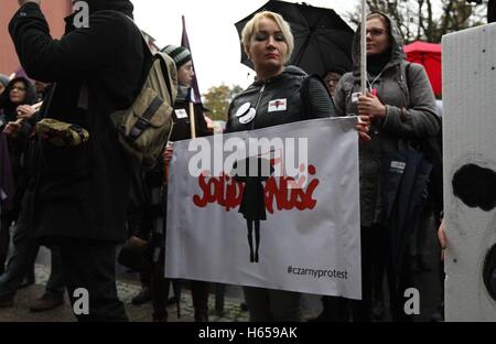 Gdansk, Pologne. 24 Oct, 2016. Peu de gens ont protesté houndreds à Gdansk en face de pro-gouvernement syndicat ' ' Solidarité (Solidarnosc) Bâtiment à Gdansk contre une proposition de loi pour une interdiction totale de l'avortement en Pologne. Protestation de Gdansk est une partie de la protestation des femmes à l'échelle nationale appelée ' ' avec la grève des femmes de parasols et noir porter comme symboles. Syndicat solidarité poursuivi les participants des manifestations en Pologne pour l'utilisation du logo de Solidarnosc. Credit : Michal Fludra/Alamy Live News Banque D'Images