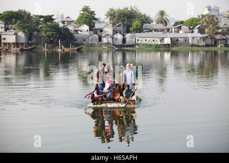 Dhaka, Bangladesh. 24 Oct, 2016. Les personnes qui traversent le lac de Gulshan bangladais par de petits faits de plastique série à Dhaka, au Bangladesh. Les représentants du Bangladesh a fermé le service de bateau entre les taudis de Dhaka Gulshan du Karail et après l'incident de boulangeries artisanales Holey pour problème de sécurité. Maintenant ces jours des milliers de personnes ont à traverser le lac Gulshan avec cette série, ce qui est très risqué. © Suvra Kanti Das/ZUMA/Alamy Fil Live News Banque D'Images