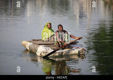 Dhaka, Bangladesh. 24 Oct, 2016. Les personnes qui traversent le lac de Gulshan bangladais par de petits faits de plastique série à Dhaka, au Bangladesh. Les représentants du Bangladesh a fermé le service de bateau entre les taudis de Dhaka Gulshan du Karail et après l'incident de boulangeries artisanales Holey pour problème de sécurité. Maintenant ces jours des milliers de personnes ont à traverser le lac Gulshan avec cette série, ce qui est très risqué. © Suvra Kanti Das/ZUMA/Alamy Fil Live News Banque D'Images