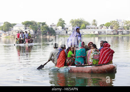 Dhaka, Bangladesh. 24 Oct, 2016. Les personnes qui traversent le lac de Gulshan bangladais par de petits faits de plastique série à Dhaka, au Bangladesh. Les représentants du Bangladesh a fermé le service de bateau entre les taudis de Dhaka Gulshan du Karail et après l'incident de boulangeries artisanales Holey pour problème de sécurité. Maintenant ces jours des milliers de personnes ont à traverser le lac Gulshan avec cette série, ce qui est très risqué. © Suvra Kanti Das/ZUMA/Alamy Fil Live News Banque D'Images