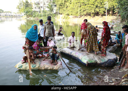 Dhaka, Bangladesh. 24 Oct, 2016. Les personnes qui traversent le lac de Gulshan bangladais par de petits faits de plastique série à Dhaka, au Bangladesh. Les représentants du Bangladesh a fermé le service de bateau entre les taudis de Dhaka Gulshan du Karail et après l'incident de boulangeries artisanales Holey pour problème de sécurité. Maintenant ces jours des milliers de personnes ont à traverser le lac Gulshan avec cette série, ce qui est très risqué. © Suvra Kanti Das/ZUMA/Alamy Fil Live News Banque D'Images