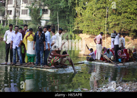 Dhaka, Bangladesh. 24 Oct, 2016. Les personnes qui traversent le lac de Gulshan bangladais par de petits faits de plastique série à Dhaka, au Bangladesh. Les représentants du Bangladesh a fermé le service de bateau entre les taudis de Dhaka Gulshan du Karail et après l'incident de boulangeries artisanales Holey pour problème de sécurité. Maintenant ces jours des milliers de personnes ont à traverser le lac Gulshan avec cette série, ce qui est très risqué. © Suvra Kanti Das/ZUMA/Alamy Fil Live News Banque D'Images