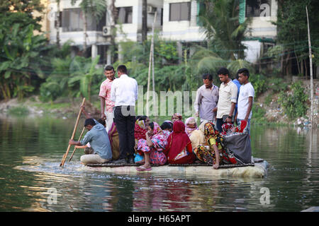 Dhaka, Bangladesh. 24 Oct, 2016. Les personnes qui traversent le lac de Gulshan bangladais par de petits faits de plastique série à Dhaka, au Bangladesh. Les représentants du Bangladesh a fermé le service de bateau entre les taudis de Dhaka Gulshan du Karail et après l'incident de boulangeries artisanales Holey pour problème de sécurité. Maintenant ces jours des milliers de personnes ont à traverser le lac Gulshan avec cette série, ce qui est très risqué. © Suvra Kanti Das/ZUMA/Alamy Fil Live News Banque D'Images