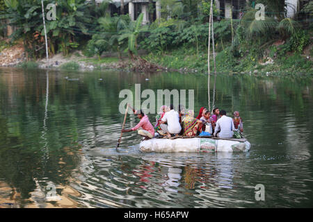 Dhaka, Bangladesh. 24 Oct, 2016. Les personnes qui traversent le lac de Gulshan bangladais par de petits faits de plastique série à Dhaka, au Bangladesh. Les représentants du Bangladesh a fermé le service de bateau entre les taudis de Dhaka Gulshan du Karail et après l'incident de boulangeries artisanales Holey pour problème de sécurité. Maintenant ces jours des milliers de personnes ont à traverser le lac Gulshan avec cette série, ce qui est très risqué. © Suvra Kanti Das/ZUMA/Alamy Fil Live News Banque D'Images