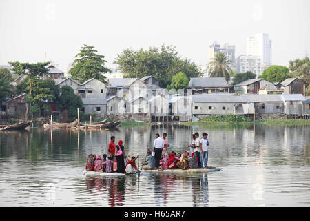 Dhaka, Bangladesh. 24 Oct, 2016. Les personnes qui traversent le lac de Gulshan bangladais par de petits faits de plastique série à Dhaka, au Bangladesh. Les représentants du Bangladesh a fermé le service de bateau entre les taudis de Dhaka Gulshan du Karail et après l'incident de boulangeries artisanales Holey pour problème de sécurité. Maintenant ces jours des milliers de personnes ont à traverser le lac Gulshan avec cette série, ce qui est très risqué. © Suvra Kanti Das/ZUMA/Alamy Fil Live News Banque D'Images