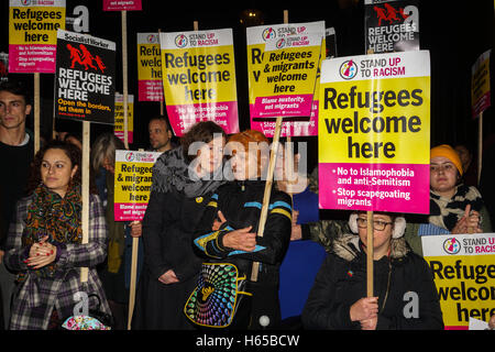 Londres, Royaume-Uni. 24 octobre, 2016. Stand Up au racisme & Aide4Enfants réfugiés organiser une manifestation française againsts 'jungle' De Calais démolition et cdemand UK pour aider les enfants. Les manifestants scandant, si vous n'avez pas de réfugiés qui viennent ici, alors stop détruit les réfugiés d'origine et de la nation à l'extérieur de l'Ambassade de France, Londres, Royaume-Uni. Credit : Voir Li/Alamy Live News Banque D'Images