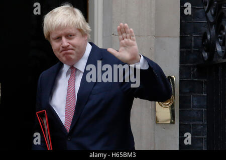 Londres, Royaume-Uni. 24 Oct, 2016. Ministre des affaires étrangères de Grande-Bretagne, Boris Johnson quitte 10 Downing Street, à Londres, Royaume-Uni, le lundi 24 octobre 2016. Credit : Luke MacGregor/Alamy Live News Banque D'Images