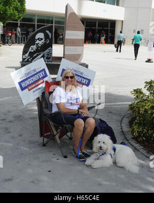 Coral Springs, FL, USA. 24 Oct, 2016. Une vue générale de l'atmosphère comme résidents de la Floride début de vote à la bibliothèque de Coral Springs le 24 octobre 2016 à Coral Springs, en Floride. Credit : Mpi04/media/Alamy Punch Live News Banque D'Images