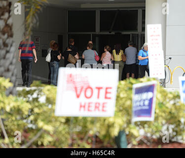 Coral Springs, FL, USA. 24 Oct, 2016. Une vue générale de l'atmosphère comme résidents de la Floride début de vote à la bibliothèque de Coral Springs le 24 octobre 2016 à Coral Springs, en Floride. Credit : Mpi04/media/Alamy Punch Live News Banque D'Images