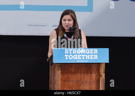 West Palm Beach, Floride, USA. 24 Oct, 2016. Adrianna Perry, champ d'adressage Organisateur candidate présidentielle Hillary Clinton partisans à Meyer Amphithéâtre, West Palm Beach, FL. 24 octobre 2016 : Le crédit d'accès Photo/Alamy Live News Banque D'Images