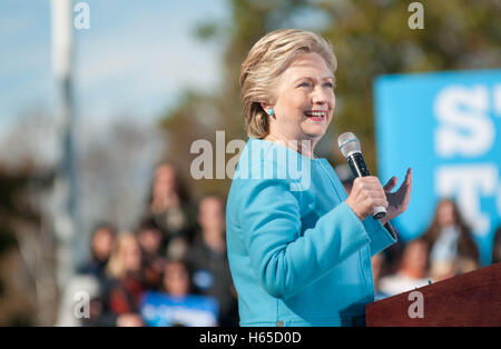 Manchester, New Hampshire, USA 24 Oct, 2016 candidat à la présidence démocrate Hillary Clinton parle à Manchester, New Hampshire, USA. Crédit : Andrew Cline/Alamy Live News Banque D'Images