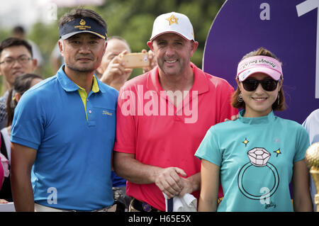 L'acteur chinois Cao Weiyu, le footballeur Gary McAllister et Miss Hong Kong runner up et double champion de tennis, Cindy Lee au cours de la célébrité dans le monde Pro-Am 2016 Tournoi de Golf de Mission Hills China à Blackstone Course on Octobre 23, 2016 à Haikou, Hainan Province de Chine. | Verwendung weltweit Banque D'Images