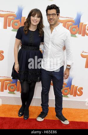 Westwood, USA. 23 Oct, 2016. Zooey Deschanel & mari Jacob Pechenik arrive pour la première de la 20th Century Fox's Trolls tenue au Regency Village Theatre le 23 octobre 2016 à Westwood, C | Verwendung weltweit © dpa/Alamy Live News Banque D'Images