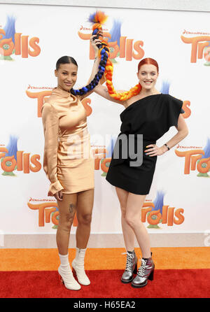 Westwood, USA. 23 Oct, 2016. Icona Pop arrive pour la première de la 20th Century Fox's Trolls tenue au Regency Village Theatre le 23 octobre 2016 à Westwood, C | Verwendung weltweit © dpa/Alamy Live News Banque D'Images