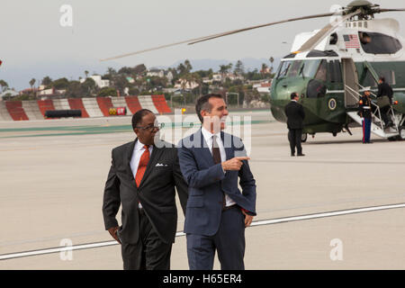 Los Angeles, USA. 24 Oct, 2016. (L-R) Mark Superviseur Ridley-Thomas et Los Angeles Mayor Eric Garcetti à LAX International Airport le 24 octobre 2016 à Los Angeles, Californie. Crédit : l'accès Photo/Alamy Live News Banque D'Images