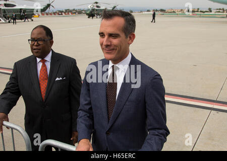 Los Angeles, USA. 24 Oct, 2016. (L-R) Mark Superviseur Ridley-Thomas et Los Angeles Mayor Eric Garcetti à LAX International Airport le 24 octobre 2016 à Los Angeles, Californie. Crédit : l'accès Photo/Alamy Live News Banque D'Images