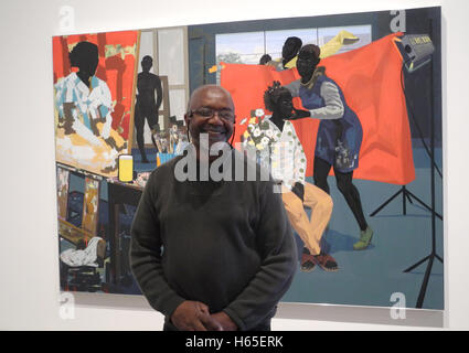 New York, USA. 24 Oct, 2016. L'artiste américain Kerry James Marshall pose devant sa peinture 'Untitled (Studio)' à la 'Mastry" exposition dans le musée de Breuer rencontré MoMA à New York, USA, 24 octobre 2016. Photo : Johannes Schmitt-Tegge/dpa/Alamy Live News Banque D'Images