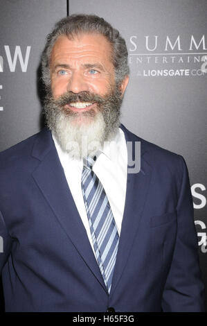 Los Angeles, Californie, USA. 24 Oct, 2016. 24 octobre 2016 - Los Angeles California USA - l'acteur et réalisateur Mel Gibson au ''Hacksaw Ridge'' Premiere tenue à l'Académie, Samuel Goldwyn Theatre Los Angeles Crédit : Paul Fenton/ZUMA/Alamy Fil Live News Banque D'Images