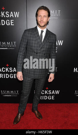 Los Angeles, Californie, USA. 24 Oct, 2016. 24 octobre 2016 - Los Angeles California USA - Acteur LUKE BRACEY au ''Hacksaw Ridge'' Premiere tenue à l'Académie, Samuel Goldwyn Theatre Los Angeles Crédit : Paul Fenton/ZUMA/Alamy Fil Live News Banque D'Images