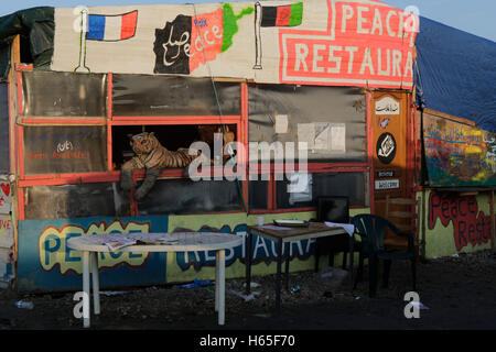 Calais, France. 25 octobre, 2016. Le restaurant de la paix a été abandonné. Un peu moins de 2000 réfugiés devraient être versés à partir de la Jungle à différentes zones de France le 2ème jour de l'expulsion de la Jungle à Calais. Il est également prévu que la démolition du camp va commencer. Crédit : Michael Debets/Alamy Live News Banque D'Images