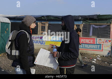 Calais, France. 25 octobre, 2016. Par contre les responsables de l'information au sujet de la fermeture de la jungle pour les réfugiés. Un peu moins de 2000 réfugiés devraient être versés à partir de la Jungle à différentes zones de France le 2ème jour de l'expulsion de la Jungle à Calais. Il est également prévu que la démolition du camp va commencer. Crédit : Michael Debets/Alamy Live News Banque D'Images