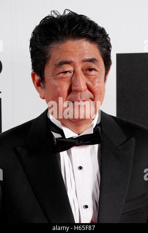 Tokyo, Japon. 25 octobre, 2016. Le premier ministre Shinzo Abe pose pour les caméras lors de l'ouverture du tapis rouge pour le 29e Festival International du Film de Tokyo (TIFF) à Roppongi Hills Arena le 25 octobre 2016, Tokyo, Japon. Le 29e Festival International du Film de Tokyo est l'un des plus grands festivals du film en Asie et les amateurs de films peuvent s'approcher à la fois de l'étranger et les producteurs de films japonais au cours de la phase d'accueil. Le format TIFF est le seul festival japonais accrédité par la Fédération internationale des associations de producteurs de films (FIAPF) et s'étend jusqu'à 3 novembre 2001. © Rodrigo Re Banque D'Images