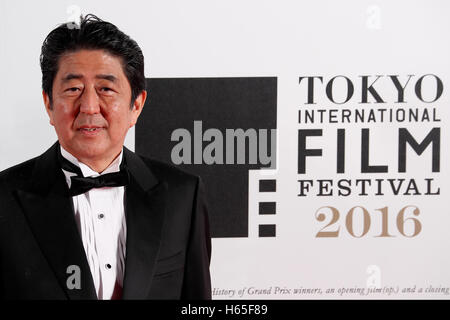 Tokyo, Japon. 25 octobre, 2016. Le premier ministre Shinzo Abe pose pour les caméras lors de l'ouverture du tapis rouge pour le 29e Festival International du Film de Tokyo (TIFF) à Roppongi Hills Arena le 25 octobre 2016, Tokyo, Japon. Le 29e Festival International du Film de Tokyo est l'un des plus grands festivals du film en Asie et les amateurs de films peuvent s'approcher à la fois de l'étranger et les producteurs de films japonais au cours de la phase d'accueil. Le format TIFF est le seul festival japonais accrédité par la Fédération internationale des associations de producteurs de films (FIAPF) et s'étend jusqu'à 3 novembre 2001. © Rodrigo Re Banque D'Images