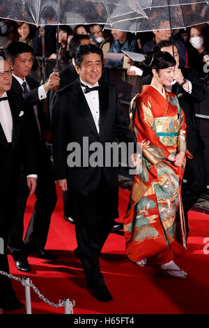 Tokyo, Japon. 25 octobre, 2016. (L à R) Premier ministre Shinzo Abe et le Festival Muse Haru Kuroki assister à l'ouverture du tapis rouge pour le 29e Festival International du Film de Tokyo (TIFF) à Roppongi Hills Arena le 25 octobre 2016, Tokyo, Japon. Le 29e Festival International du Film de Tokyo est l'un des plus grands festivals du film en Asie et les amateurs de films peuvent s'approcher à la fois de l'étranger et les producteurs de films japonais au cours de la phase d'accueil. Le format TIFF est le seul festival japonais accrédité par la Fédération internationale des associations de producteurs de films (FIAPF) et s'étend jusqu'à novembre Banque D'Images