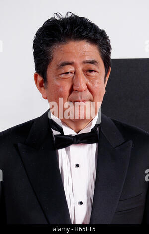 Tokyo, Japon. 25 octobre, 2016. Le premier ministre Shinzo Abe pose pour les caméras lors de l'ouverture du tapis rouge pour le 29e Festival International du Film de Tokyo (TIFF) à Roppongi Hills Arena le 25 octobre 2016, Tokyo, Japon. Le 29e Festival International du Film de Tokyo est l'un des plus grands festivals du film en Asie et les amateurs de films peuvent s'approcher à la fois de l'étranger et les producteurs de films japonais au cours de la phase d'accueil. Le format TIFF est le seul festival japonais accrédité par la Fédération internationale des associations de producteurs de films (FIAPF) et s'étend jusqu'à 3 novembre 2001. © Rodrigo Re Banque D'Images