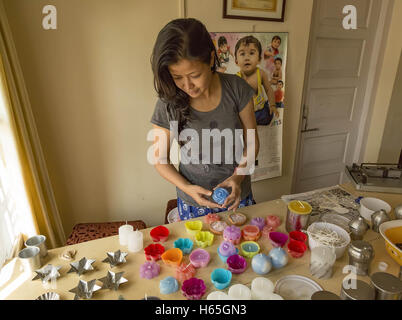 Guwahati, Assam, Inde. 25 octobre, 2016. Une femme entrepreneur occupé à faire des bougies décoratives dans son unité de production, ceux-ci seront utilisés à l'occasion des prochains Deepawali fête hindoue en Inde. © Vikramjit Kakati/ZUMA/Alamy Fil Live News Banque D'Images