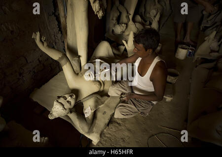 Guwahati, Assam, Inde. 25 octobre, 2016. Une idole bouilloire occupé à faire d'une argile, idole de la Déesse Kali hindoue à l'occasion de prochains Kali Puja & Deepawali.Dans ce schéma d'argile l'art, l'art idol de décisions peuvent être liés à l'argile votive, mais en fait, ils forment un genre différent de l'art comme un art de l'argile crue à la main le tour de potier traditionnel est totalement absente, et le travail se fait essentiellement par le biais de la touche, le moulage et l'utilisation d'un mélange de différentes variétés d'argile. Ce type de modelage est relativement nouveau, en raison de l augmentation et la popularité de l'adoration de dieux et Banque D'Images