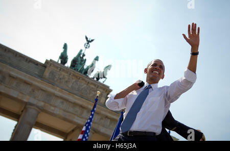 Fichier - Un fichier photo dates 19 Juin 2013 montre le président américain Barack Obama forme après son discours devant la porte de Brandebourg à Berlin, Allemagne. Le président américain Barack Obama est de retour à l'Allemagne pour une visite inattendue. La Maison Blanche a annoncé mardi à Washington que le président sortant sera le 16 novembre à venir d'Athènes à Berlin et puis le 18 novembre voyager plus loin pour Lima, Pérou pour un sommet. Photo : MICHAEL KAPPELER/dpa Banque D'Images