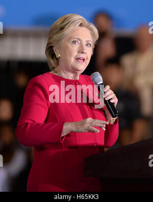 Coconut Creek, en Floride, USA. 25 octobre, 2016. Le candidat démocrate Hillary Clinton au début des campagnes de vote à l-0779 College Campus Nord Omni Auditorium le 25 octobre 2016 à Coconut Creek, en Floride. Credit : Mpi04/media/Alamy Punch Live News Banque D'Images