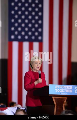 Coconut Creek, en Floride, USA. 25 octobre, 2016. Le candidat démocrate Hillary Clinton au début des campagnes de vote à l-0779 College Campus Nord Omni Auditorium le 25 octobre 2016 à Coconut Creek, en Floride. Credit : Mpi04/media/Alamy Punch Live News Banque D'Images