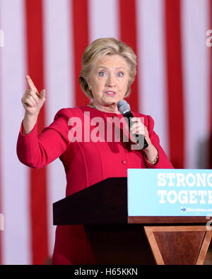 Coconut Creek, en Floride, USA. 25 octobre, 2016. Le candidat démocrate Hillary Clinton au début des campagnes de vote à l-0779 College Campus Nord Omni Auditorium le 25 octobre 2016 à Coconut Creek, en Floride. Credit : Mpi04/media/Alamy Punch Live News Banque D'Images