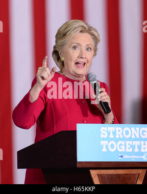 Coconut Creek, en Floride, USA. 25 octobre, 2016. Le candidat démocrate Hillary Clinton au début des campagnes de vote à l-0779 College Campus Nord Omni Auditorium le 25 octobre 2016 à Coconut Creek, en Floride. Credit : Mpi04/media/Alamy Punch Live News Banque D'Images