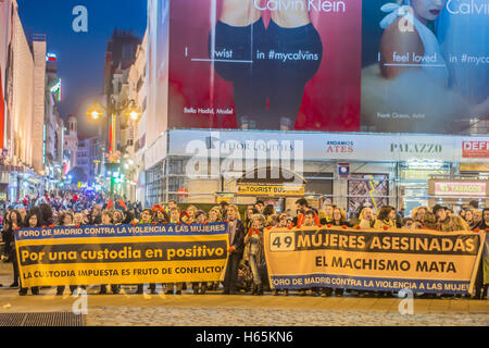 Madrid, Espagne. 25 octobre, 2016. Aujourd'hui 25 octobre, un groupe de femmes démontre en face du bâtiment mail dans le sol à Madrid contre le meurtre de 49 femmes dans toute l'Espagne Crédit Pays : Alberto Ramírez Sibaja/Alamy Live News Banque D'Images