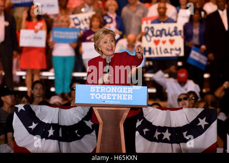 Coconut Creek, en Floride, USA. 25 octobre, 2016. Candidat à l'élection présidentielle, Hillary Clinton, prend la parole à un scrutin anticipé en rallye-0779 College Campus Nord à Coconut Creek, le Mardi, Octobre 25, 2016. Clinton a abordé l'économie, l'abaissement du prix de l'enseignement supérieur, et s'opposant à jabs, Donald Trump. (Maria Lorenzino/Sun Sentinel) Credit : Sun-Sentinel/ZUMA/Alamy Fil Live News Banque D'Images