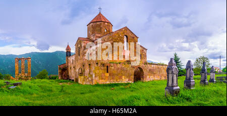 La magnifique basilique en pierre, situé dans le village de montagne d'Odzoun, de l'Arménie. Banque D'Images