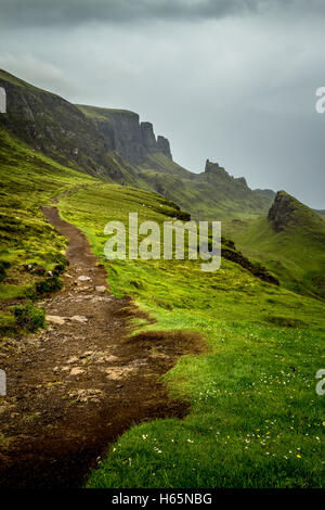 Chemin de randonnée sur le Quiraing, île de Skye, en Écosse avec des pics de montagne dans la distance et l'herbe luxuriante Banque D'Images