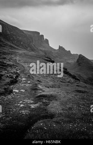 Chemin de randonnée sur le Quiraing, île de Skye, en Écosse avec des pics de montagne dans la distance - Un look noir et blanc Banque D'Images