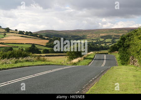 Une vue vers le bas d'un rouleau à main Road (B1257) à travers le parc national des North York Moors par Bilsdale. Banque D'Images