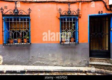 Avant de la chambre aux murs orange dans la vieille ville de Tarazona Banque D'Images